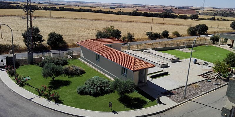 Los dos trabajadores del Plan de Empleo concluyen los trabajos de acondicionamiento de una zona de recreo en la ETAP