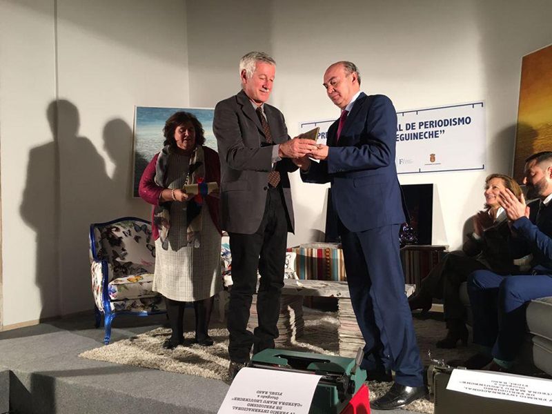 Latre entrega a Fidel Raso el Premio Internacional de Periodismo Cátedra Manu Leguineche