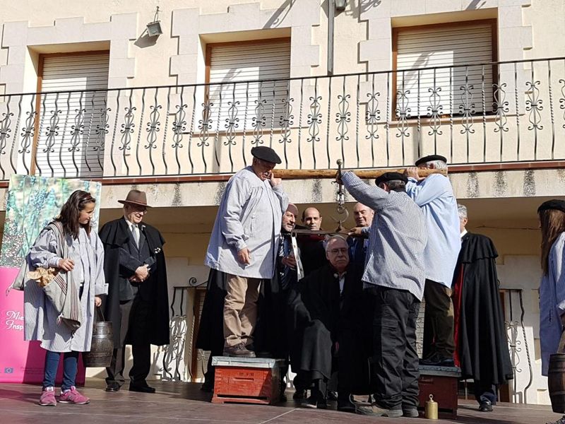 Camilo José Cela Conde recibe 95 kilos de miel en la XXV edición de Su Peso en Miel en Peñalver 3 Camilo José Cela Conde recibe 95 kilos de miel en la XXV edición de Su Peso en Miel en Peñalver