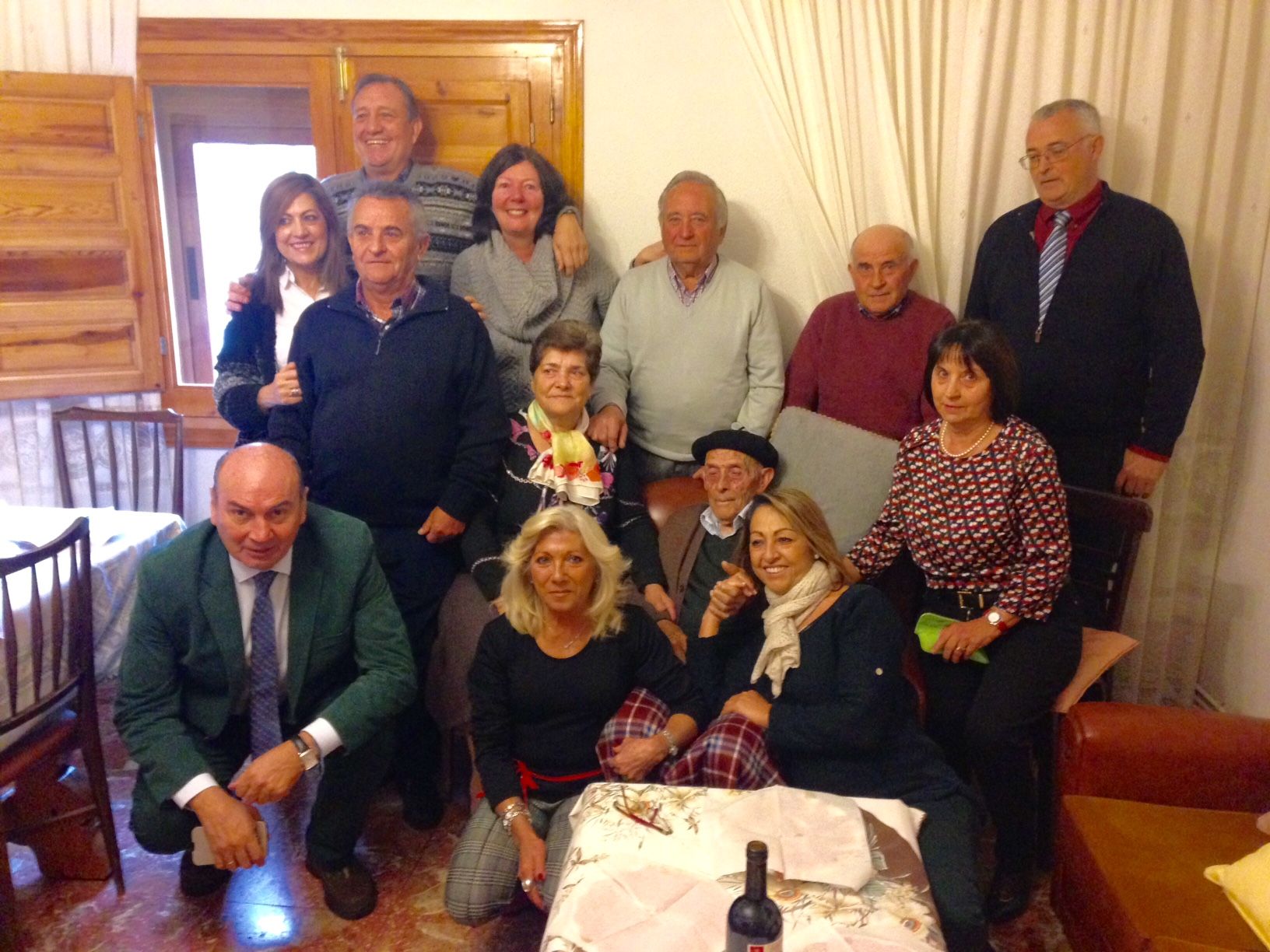 José Manuel Latre felicita a Alejandro Alonso, de Arbeteta, en su 100 cumpleaños