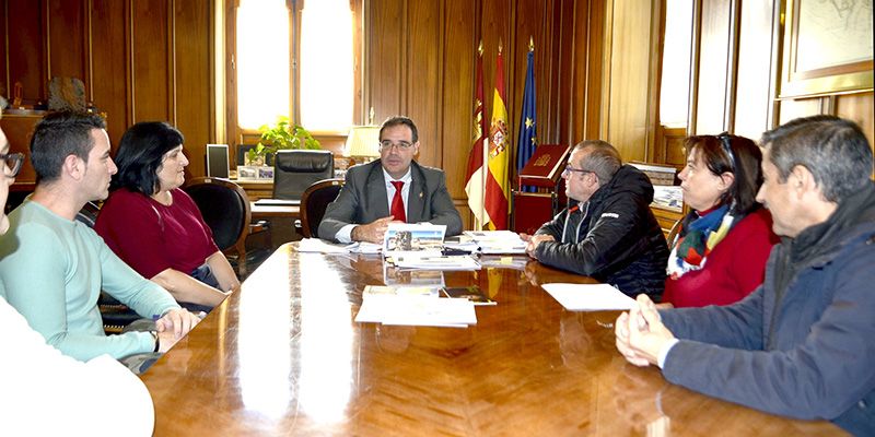 Prieto aplaude la presencia de la Hermandad de La Santa Cena de Cuenca en el Encuentro Nacional de Valladolid