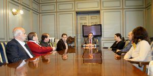 fotoreunonprietocuencaabstracta