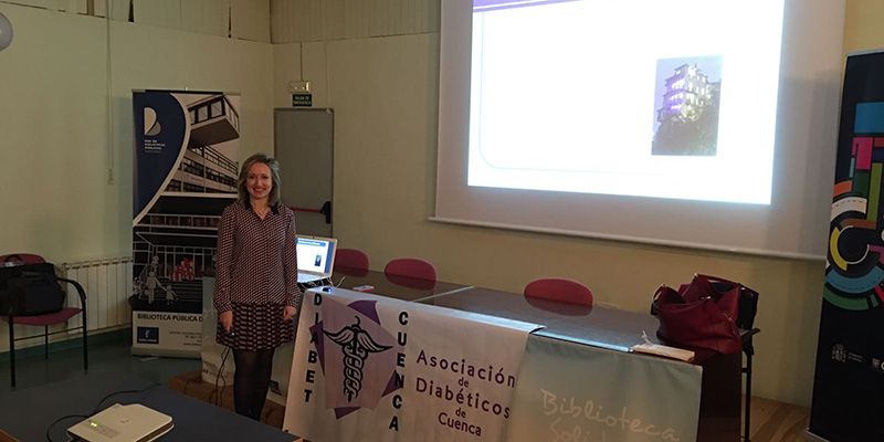 La doctora Calderón, endocrinóloga del Hospital Virgen de la Luz, insiste en la importancia de la educación diabetológica de los pacientes