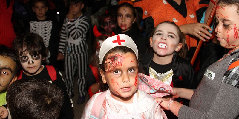 Los niños de Quer lo pasan de miedo con la yincana terrorífica