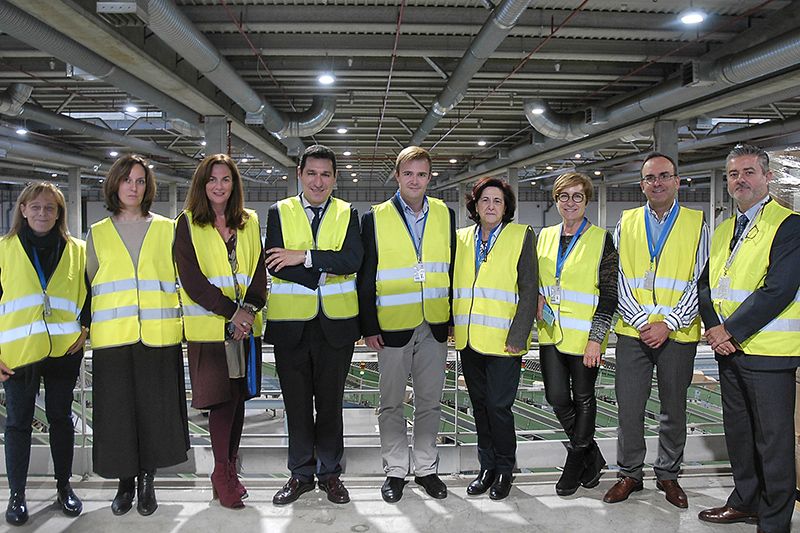 La directora general de Planificación, Ordenación e Inspección Sanitaria conoce el funcionamiento del Centro Logístico del Grupo Cofares