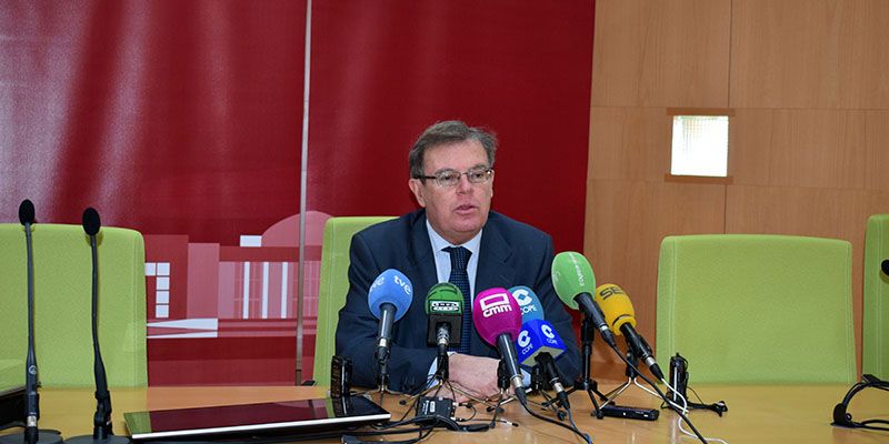 El rector pone de manifiesto la falta de avance con el Gobierno regional de cara a la financiación de la UCLM
