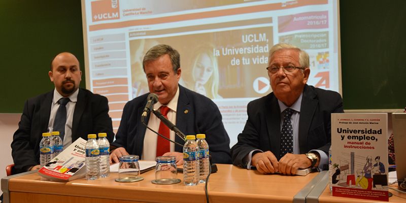 El periodista Fernando Jáuregui constata en la UCLM la poca voluntad emprendedora de los universitarios castellano-manchegos