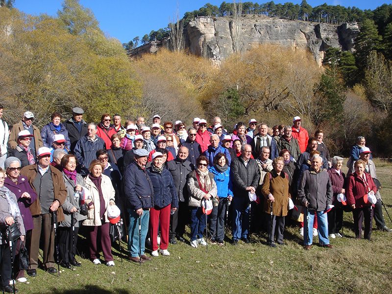142 personas de los centros de mayores de Cuenca hacen senderismo en Uña dentro del programa "Rutas Senderistas" 3 142 personas de los centros de mayores de Cuenca hacen senderismo en Uña dentro del programa «Rutas Senderistas»