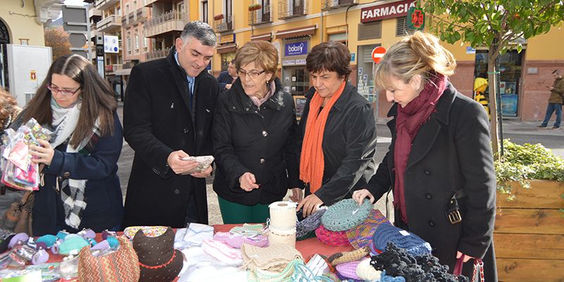 La Junta apoya a la Asociación de Familiares y Enfermos de Alzheimer de Cuenca que ha instalado un mercado solidario en Carretería