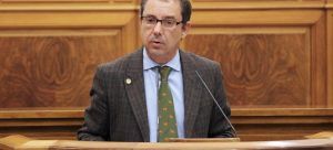 antonio_martinez_en_la_tribuna_de_oradores_de_las_cortes_de_clm