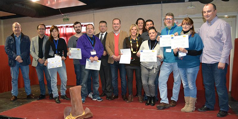 El delegado de la Junta en Guadalajara entrega los diplomas a los participantes en el Taller de Empleo de Yebes