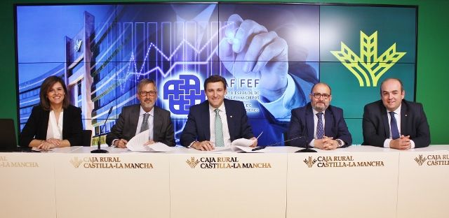 Caja Rural CLM firma un acuerdo de colaboración para incorporarse al Patronato de la Fundación de Estudios Financieros (FEF)