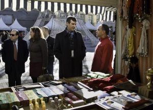 25482 el alcalde charla con el responsable de uno de los puestos del mercadillo navideno instalado en la plaza mayor de guadalajara