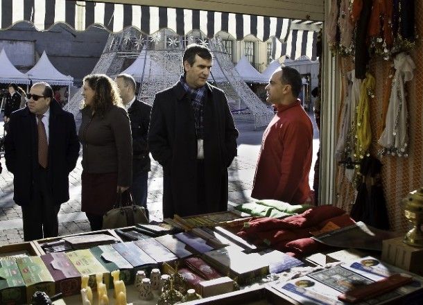 25482 el alcalde charla con el responsable de uno de los puestos del mercadillo navideno instalado en la plaza mayor de guadalajara