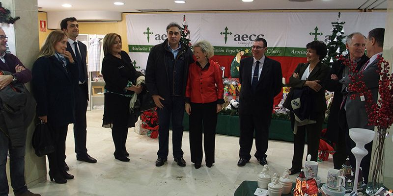 El mercadillo de la AECC abre un año más las puertas a la solidaridad de los conquenses