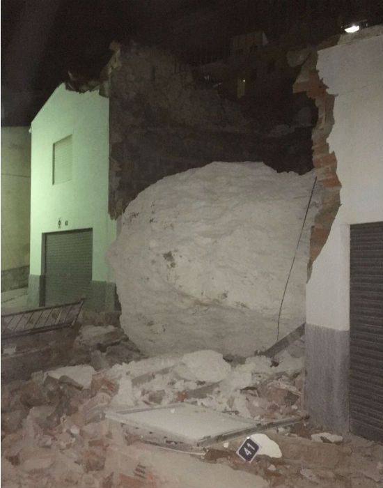 Una gran roca desprendida en Alcalá del Júcar arrasa varias viviendas