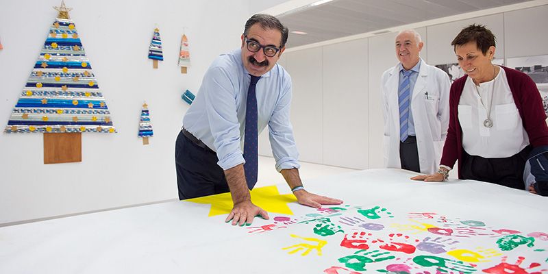 Pacientes, familiares y trabajadores del Hospital Nacional de Parapléjicos realizan con sus manos un árbol multicolor de diez metros de altura