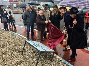 Elena de la Cruz descube una placa en reconocimiento al Puerto Seco