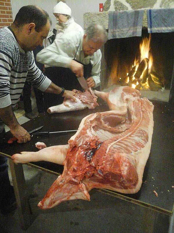 Tamajón se reúne al calor del fuego en la Fiesta de la Matanza