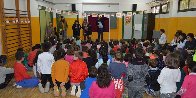 La directora general de Programas de la Consejería de Educación celebra el Día de la Constitución con los alumnos del Fray Luis de León de Cuenca