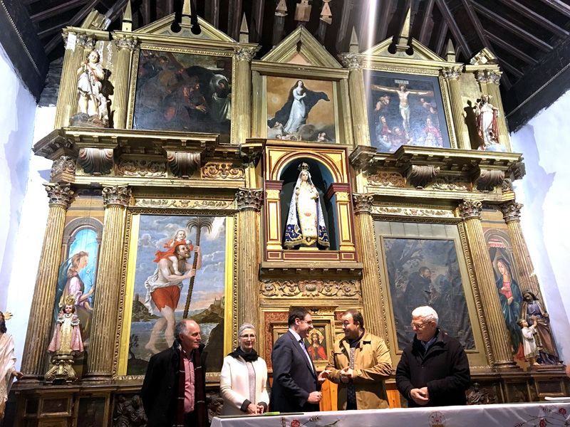 La  iglesia de Las Majadas recupera el cuadro de San Cristóbal tras cinco meses de restauración