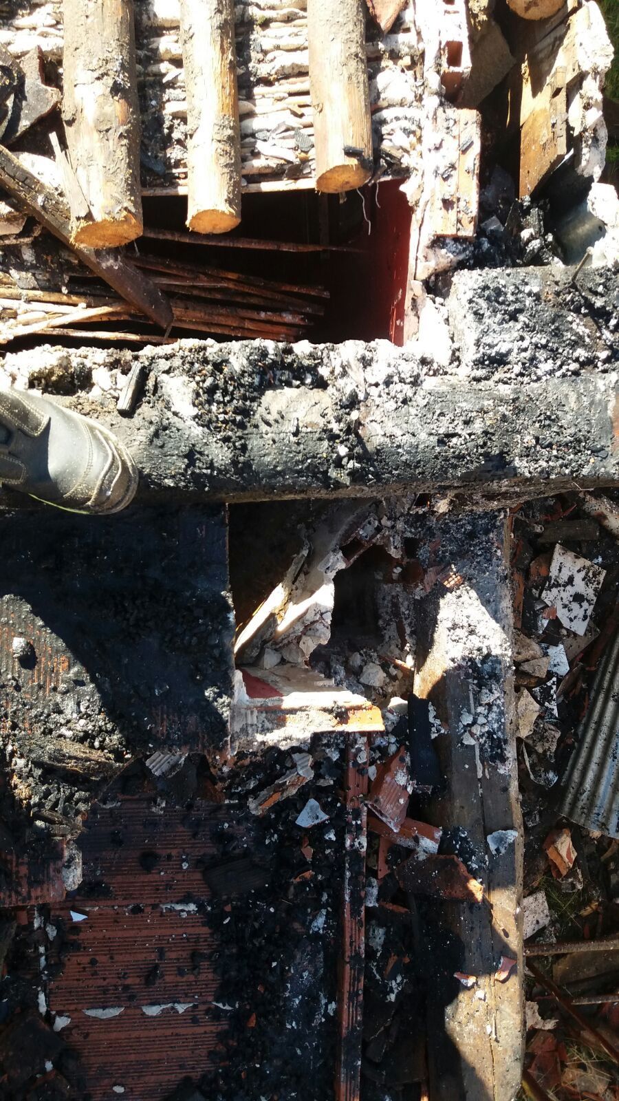 Bomberos de Cuenca y Guadalajara sofocan un incendio en una vivienda en Valsalobre