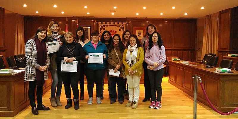 Alovera entrega los diplomas a los participantes en el taller de búsqueda de empleo y motivación
