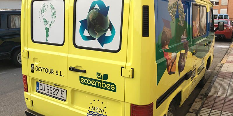 Los mimos del reciclaje estarán mañana sábado en Cabanillas ayudando a montar el árbol de la Plaza Mayor