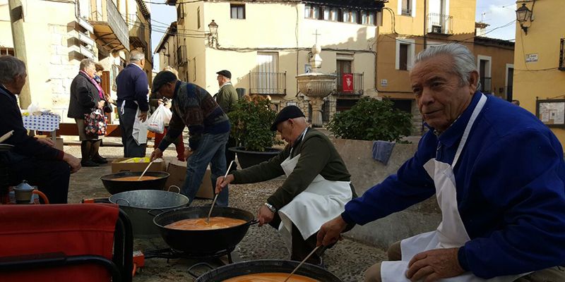 Gachas, tartas y villancicos le dan el pistoletazo de salida a la Navidad pastranera