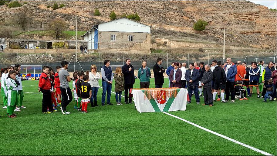 Prieto invita a los barajeños a disfrutar del nuevo campo de fútbol-7 y de los mejorados accesos desde el colegio