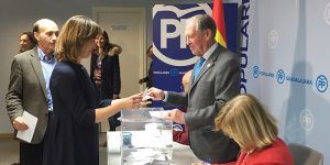 El PP de Guadalajara elige a los compromisarios que acudirán al Congreso nacional del mes de febrero en Madrid 2 La presidenta del PP de Guadalajara Ana Guarinos en el momento de ejercer su derecho al voto junto al secretario general Juan Pablo Sanchez