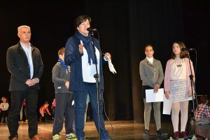 La viceconsejera con niños alrededor y tras ella el alcalde de Mondéjar José Luis Vega