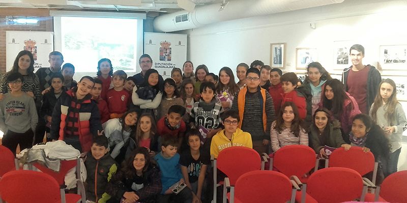 Escolares del Colegio «Badiel» participan en una lectura comentada del «Viaje a la Alcarria en familia»