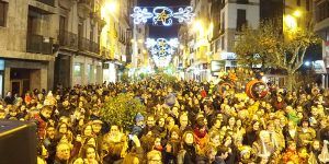 Cientos de conquenses se dan cita en el encendido de la iluminación navideña en Carretería