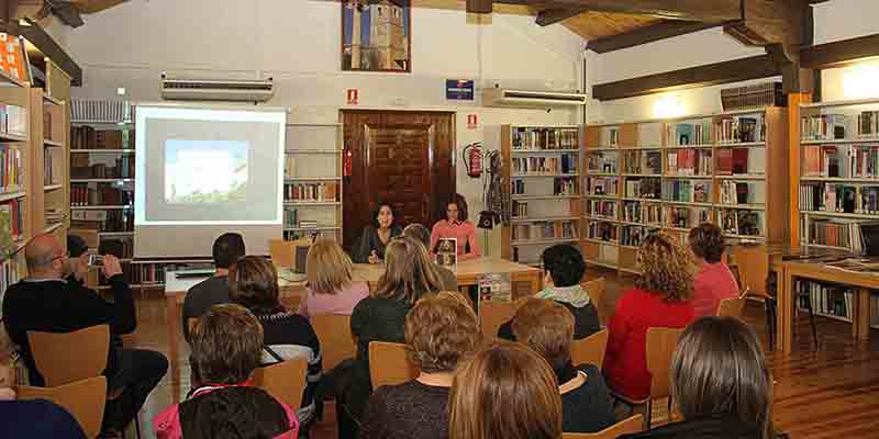 María Lara presenta en Fuentenovilla ‘Pasaporte de bruja’