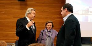 Prieto con Ayuso y De Grandes charlando