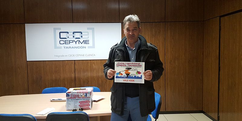 CEOE-Cepyme Tarancón entrega el primero de los premios de 400 euros de «Esta Navidad, regala Tarancón»