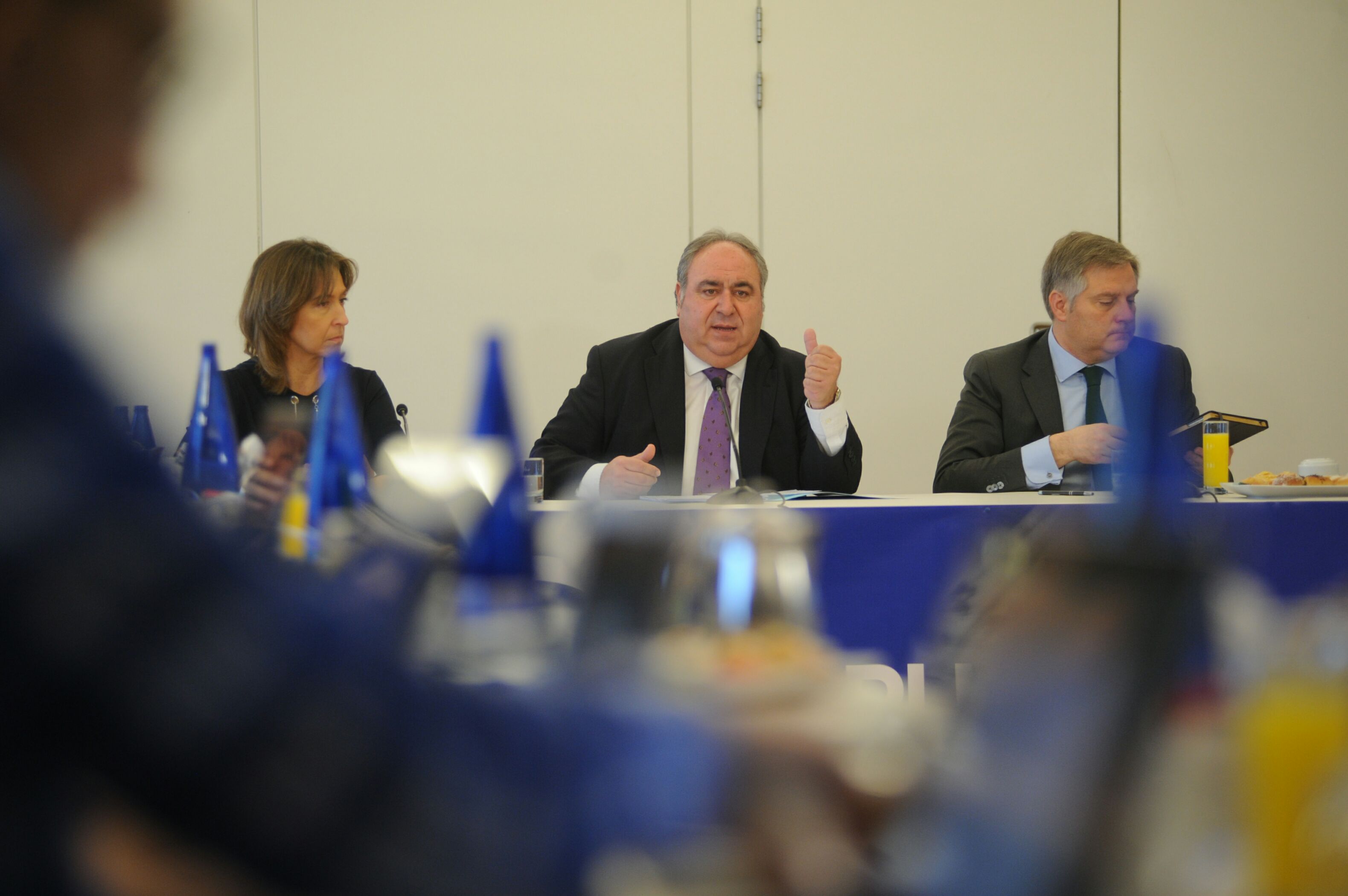 Tirado critica que Page no quiera hablar «de cuentas sino de cuentos»