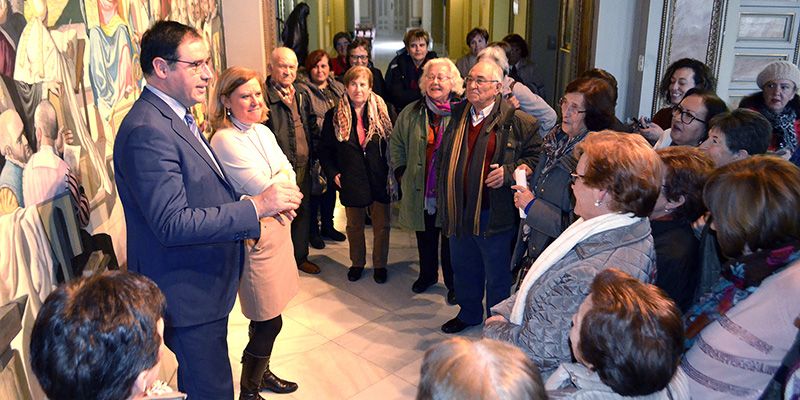 Vecinos de Casas de Haro y Belmonte visitan el belén napolitano de la Diputación y conocen el Palacio Provincial