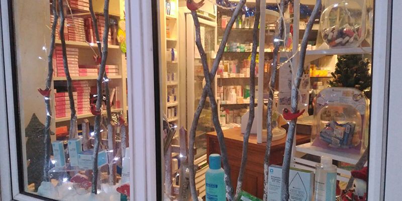 La farmacia Fernando M. Centenera y el Centro de Educación Infantil Alopees, ganadores del concurso de Escaparates Navideños de Alovera