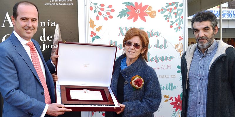 Rojo entrega la Placa al Mérito Artesano al taller de cerámica Aliaga, de Tendilla