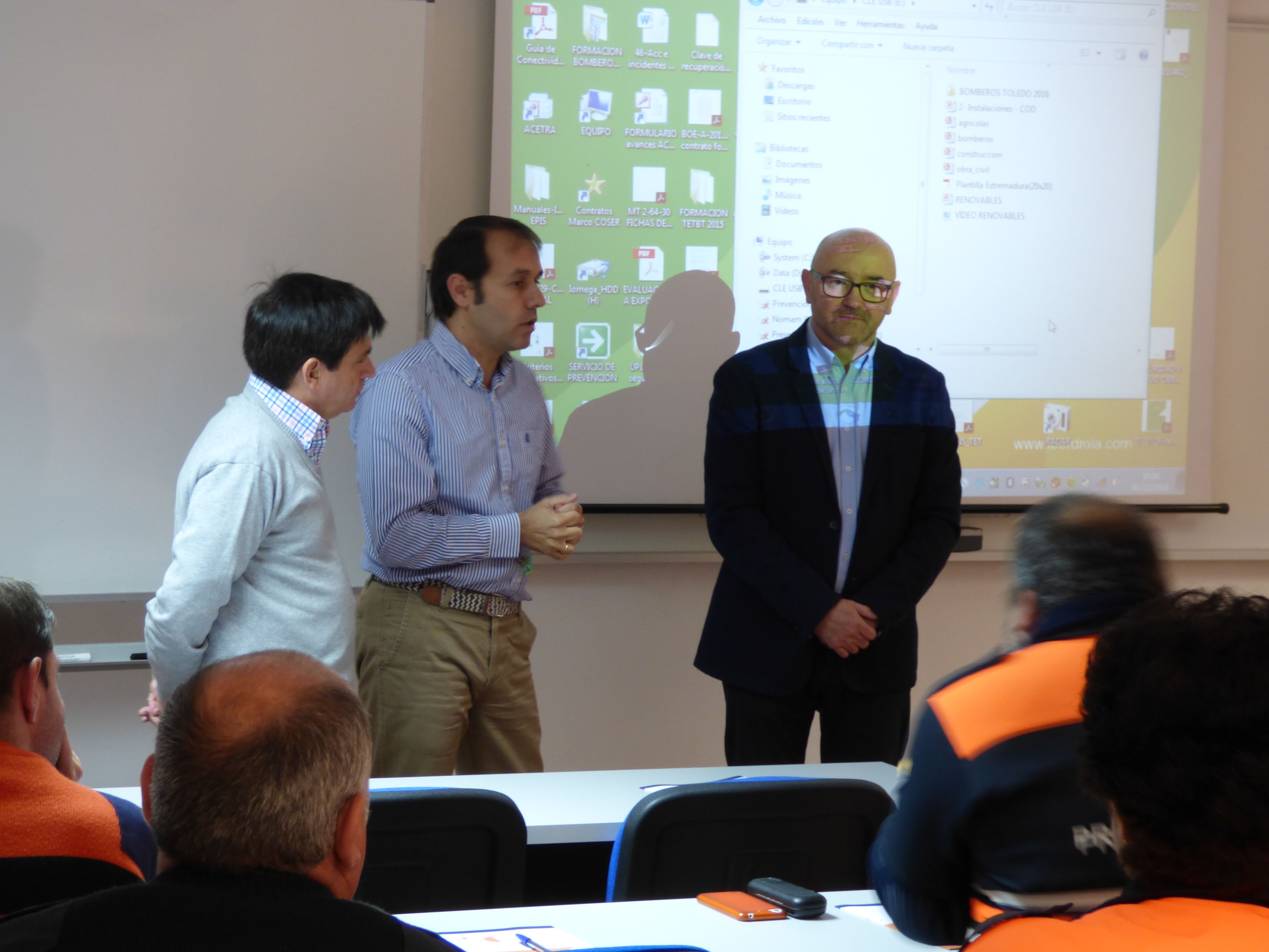 Bomberos y voluntarios de Protección Civil se forman en incendios eléctricos gracias a un convenio entre el Gobierno regional e Iberdrola