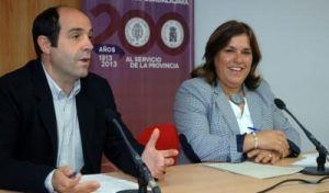 parra junto a Lucia Enjuto