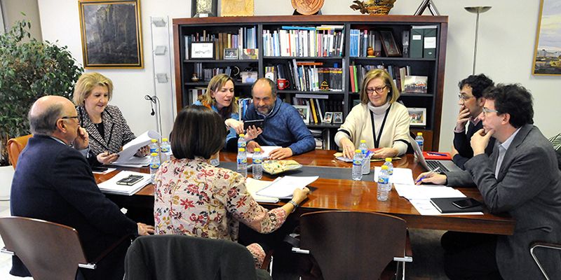 La obra ‘El retrato de la familia Pinzón’, galardonada con el XIV premio de poesía infantil Luna de Aire
