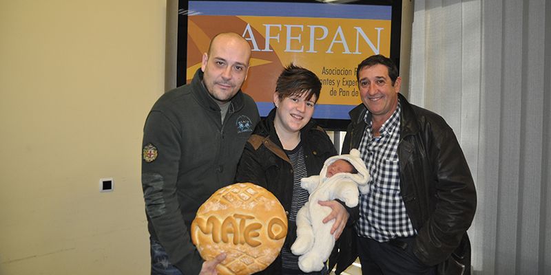 Mateo Martínez recibe su premio de dos meses de pan gratis como primer niño nacido en Cuenca en 2017