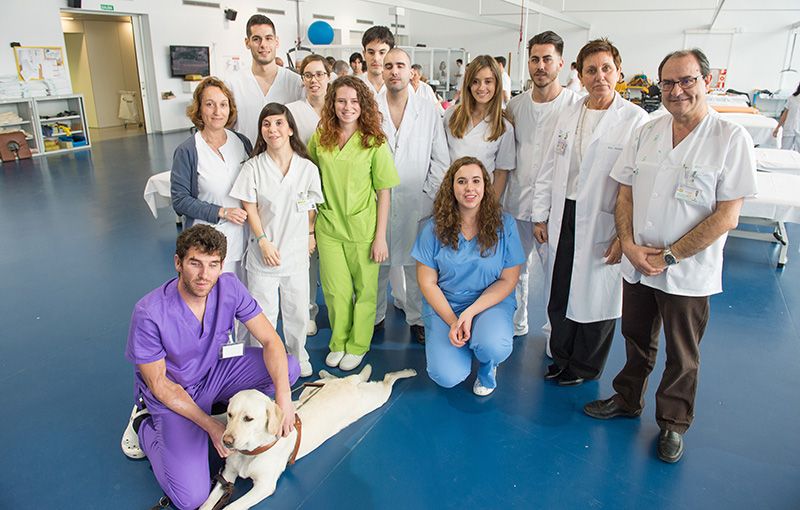 Alumnos ciegos de la Escuela de Fisioterapia de la ONCE realizan prácticas en el Hospital Nacional de Parapléjicos de Toledo