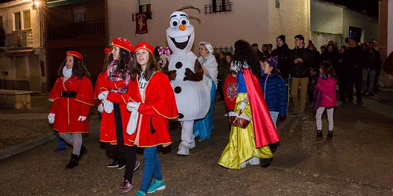 Los Reyes Magos llegaron a caballo y acompañados de personajes de película a Fuentenovilla