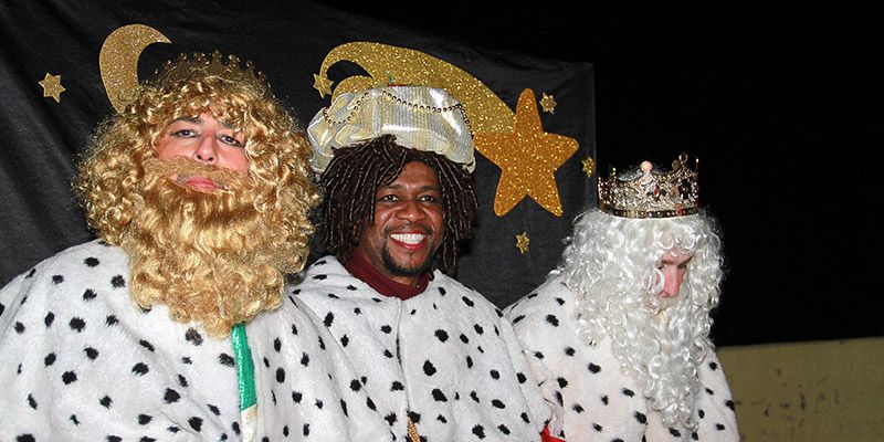 Los Reyes Magos recorren Quer acompañados de una carroza de ‘Alicia en el país de las Maravillas’