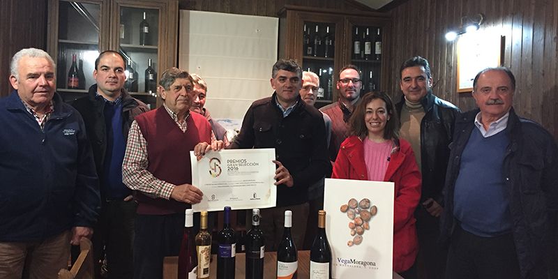 Godoy entrega a la cooperativa “La Magdalena” de Casas de Haro el galardón que obtuvo en los Premios Gran Selección 2016