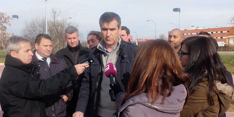 Antonio Román presenta la nueva zona ajardinada creada junto al Centro de Salud de Manantiales